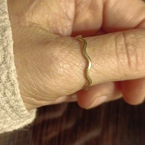 GOLD WAVY RING